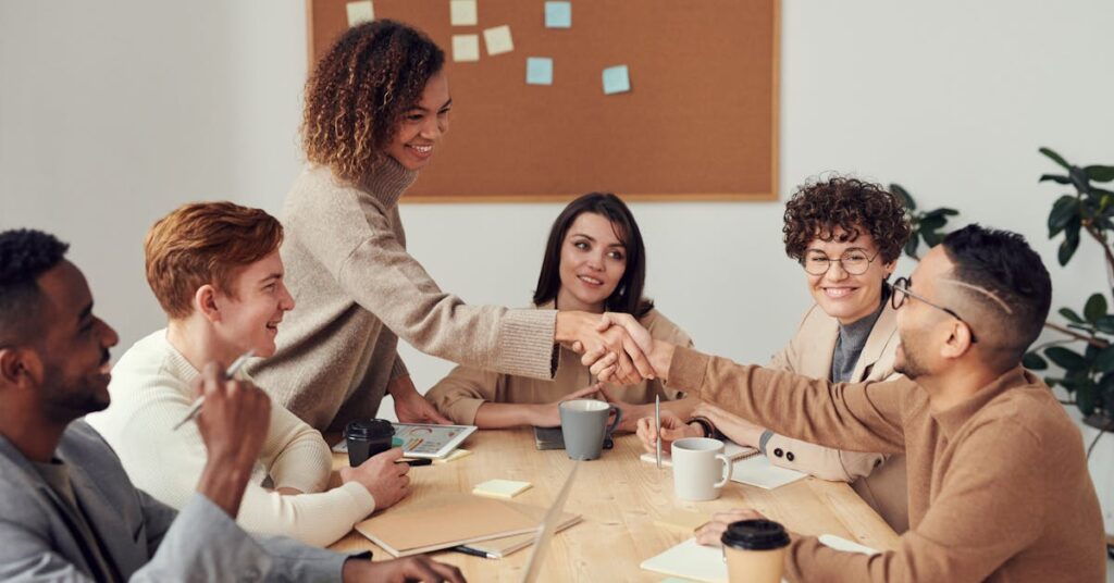 Equipe de negócios analisando crescimento de faturamento